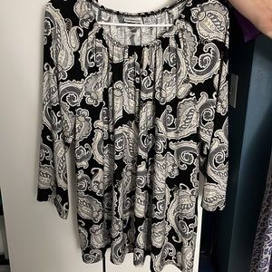 Black and White long sleeve blouse (elastic neckline) (longer length) (Size 1X)